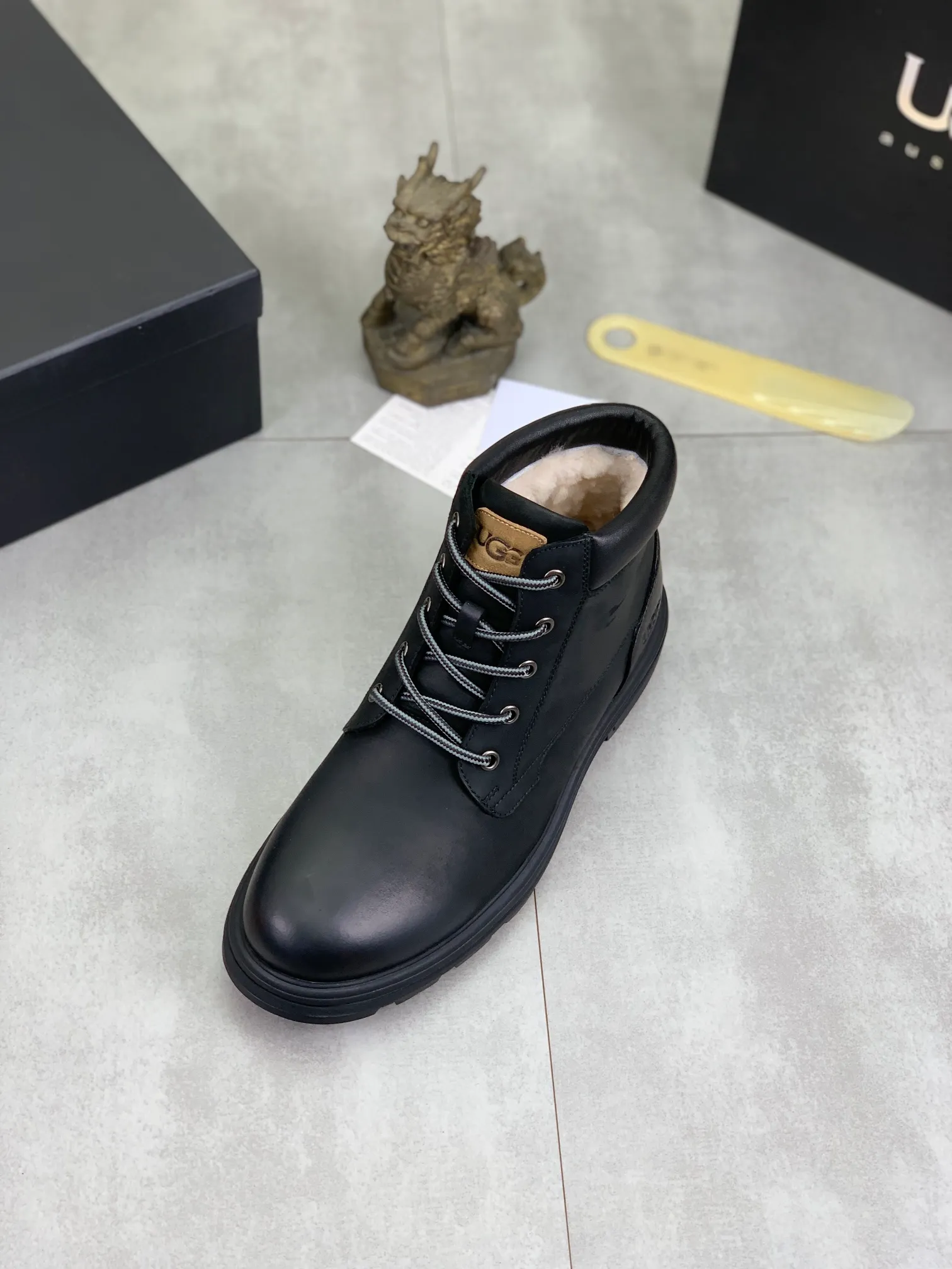 Factory price P640 💶[UGG] (full wool lining) Top-end high-quality fur integrated warm snow boots from Australia's warm luxury men's shoes brand, UGG-5877 official website synchronized, made of imported cowhide, carefully sewn...Imported rubber outsole (comfortable, soft, wear-resistant) The quality is really great...Exquisite workmanship, you can't put it down at first sight, code number: 39-44 Color: 3️⃣colors available